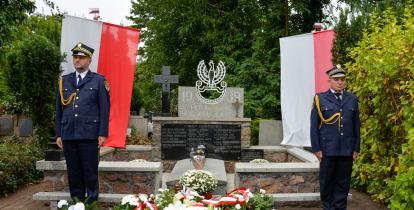 Straż Miejska czuwa pod pomnikiem upamiętniającym bohaterów i ofiary drugiej wojny światowej.