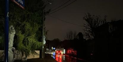 Ulica w ciemności, w tle budynek