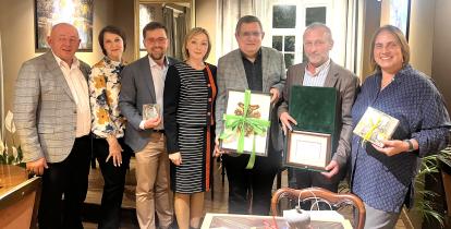 burmistrz i przedstawiciele delegacji z Krzemieńca pozują do zdjęcia w restauracji