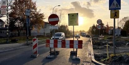 Zdjęcie zamkniętej drogi z zakazem wjazdu