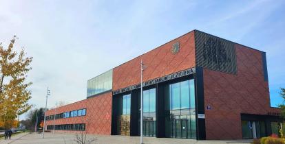 Budynek jednopiętrowy z czerwonej cegły i płaskim dachem.