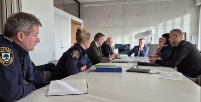 spotkanie przy stole konferencyjnym 