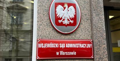 Tabliczka Wojewódzki Sąd Administracyjny w Warszawie oraz godło Polski.