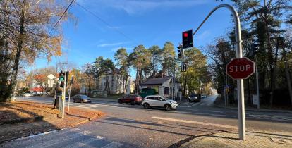 skrzyżowanie ulic z sygnalizacją świetlną