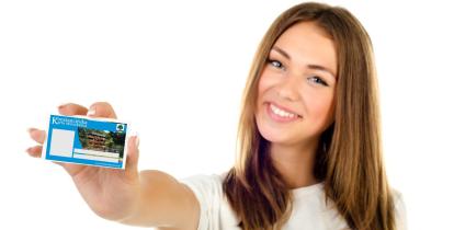 kobieta trzyma kartę mieszkańca