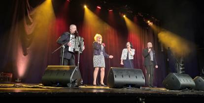 Krupa czterech osób na scenie