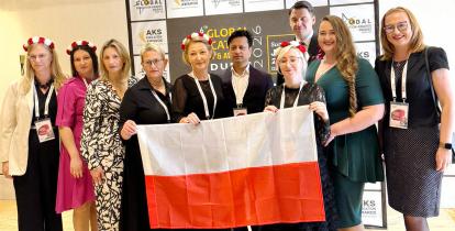 reprezentacja polskich nauczycielek trzymających polską flagę