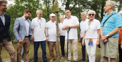 zdjęcie grupy seniorów sadzącej dąb