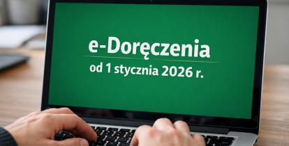 Osoba pisząca na laptopie, z widocznym zbliżeniem na dłonie na klawiaturze i ekran z zielonym tłem oraz napisem: e-Doręczenia od 1 stycznia 2026 r.