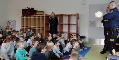 Straż miejska rozmawia z dziećmi w przedszkolu.
