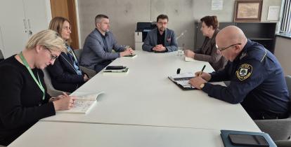 Posiedzenie Gminnego Zespołu Zarządzania Kryzysowego w Urzędzie Miasta i Gminy Konstancin-Jeziorna, podczas którego przedstawiciele władz i służb omawiają przygotowania do nadchodzących mrozów.