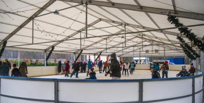 zadaszone lodowisko z łyżwiarzami