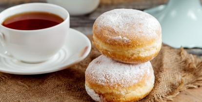 Pączki na drewnianej desce