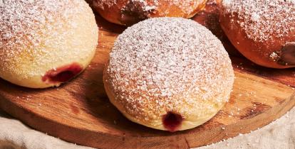 pączki na drewnianej desce