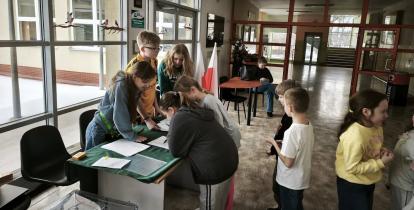 Dzieci na szkolnym korytarzu