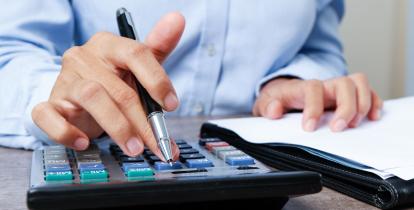 zbliżenie na ręce i kalkulator