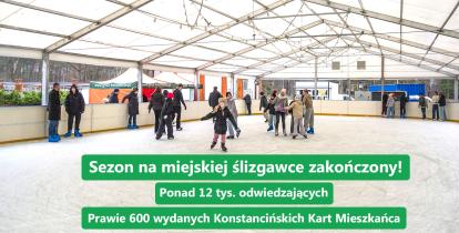 Zadaszone lodowisko w Parku Zdrojowym, na którym liczne osoby, w tym dzieci i dorośli, jeżdżą na łyżwach w zimowej, rekreacyjnej atmosferze.