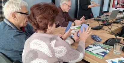 seniorzy korzystają z telefonu