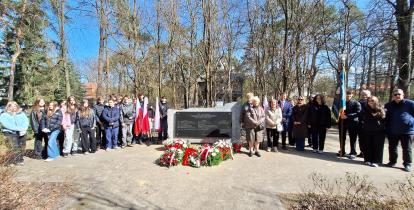 zdjęcie grupowe społeczności Konstancina-Jeziorny przy pomniku pamięci