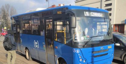 Niebieski autobus linii L16 zatrzymuje się przy przystanku miejskim, a pasażer wsiada do środka.