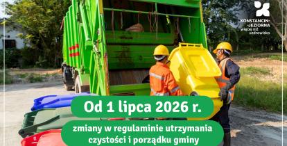Dwóch pracowników służb komunalnych w pomarańczowych strojach ostrzegawczych i żółtych kaskach opróżnia duży żółty pojemnik na śmieci do zielonej śmieciarki. Na pierwszym planie widoczne są inne kolorowe kontenery: czerwony, zielony i niebieski.