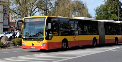 Autobus linii 710 na ulicy.