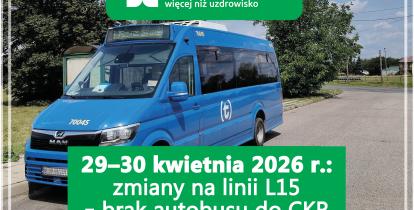 Niebieski autobus linii lokalnej na tle ulicy w Konstancinie-Jeziornie z planszą informującą o zmianach na linii L15 i braku dojazdu do Centrum Kompleksowej Rehabilitacji w dniach 29–30 kwietnia 2026 r.