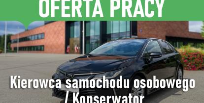 Grafika z napisem „Oferta pracy” przedstawia czarny samochód zaparkowany przed budynkiem urzędu oraz informację o stanowisku: kierowca samochodu osobowego / konserwator.