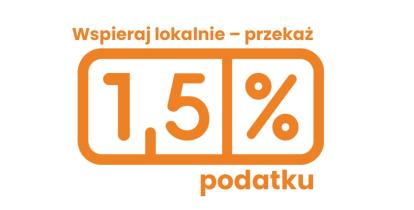 Pomarańczowa grafika z hasłem „Wspieraj lokalnie – przekaż 1,5% podatku”, przedstawiająca stylizowany zapis „1,5%” w centralnej części.