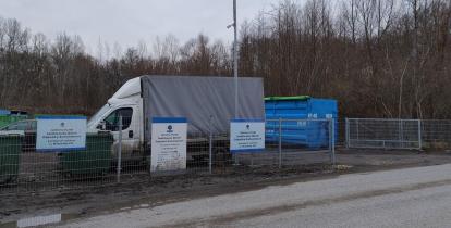 Ogrodzony teren PSZOK-u przy ul. Mirkowskiej z zaparkowaną ciężarówką i kontenerami na odpady w tle drzew.