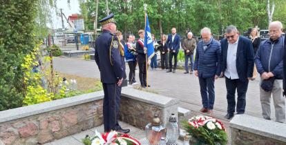 przedstawiciele seniorów składają hołd przed pomnikiem pamięci