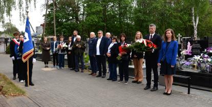 Uczestnicy uroczystości słuchają wystąpienia podczas obchodów 81. rocznicy zakończenia II wojny światowej na cmentarzu w Skolimowie.