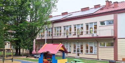 budynek z instalacją fotowoltaiczną
