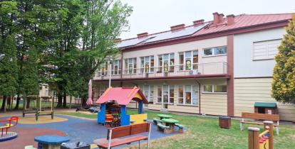 budynek z instalacją fotowoltaiczną