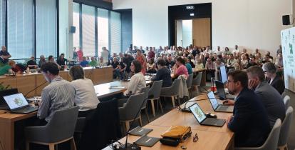 Sala posiedzeń konstancińskiego magistratu wypełniona uczestnikami podczas dyskusji nad projektem Planu Ogólnego Gminy Konstancin-Jeziorna.