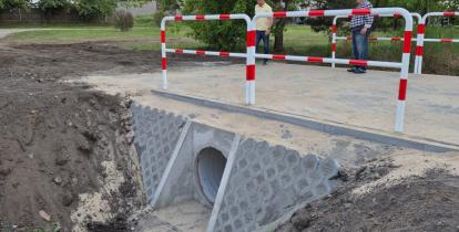 Nowo wyremontowany przepust w Opaczy wraz z umocnionym rowem odwadniającym i barierkami zabezpieczającymi przy drodze gminnej.