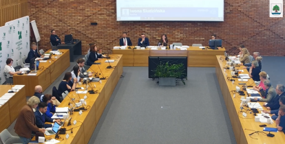 Na zdjęciu sala obrad Rady Miejskiej Konstancin-Jeziorna podczas sesji – radni siedzą przy stołach ustawionych w kształcie podkowy, a obrady prowadzi prezydium zasiadające przy stole przewodniczącym.