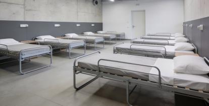 Nowoczesny schron z betonowymi ścianami i łóżkami