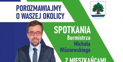 jednozdaniowy  Grafika promująca spotkania burmistrza Michała Wiśniewskiego z mieszkańcami w ramach cyklu „Porozmawiajmy o waszej okolicy”, przedstawiająca burmistrza na tle biało-zielono-granatowej kompozycji z herbem gminy Konstancin-Jeziorna.