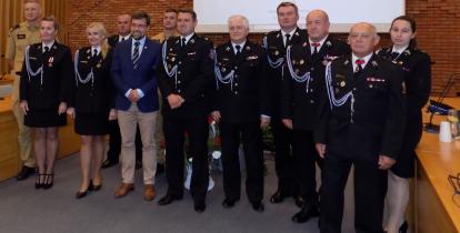 Zdjęcie grupowe przedstawicieli strażaków z burmistrzem Michałem Wiśniewskim
