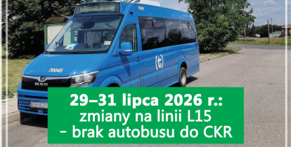 Niebieski autobus linii lokalnej na tle ulicy w Konstancinie-Jeziornie z planszą informującą o zmianach na linii L15 i braku dojazdu do Centrum Kompleksowej Rehabilitacji w dniach 29–31 lipca 2026 r.