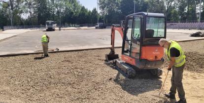 Prace remontowe na torze wrotkarskim w Słomczynie