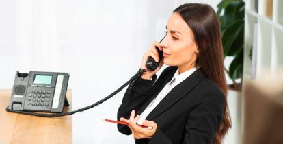 Kobieta trzymająca telefon w ręku