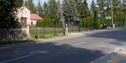 Na zdjęciu widoczny jest nowy przystanek autobusowy „Czernidła-Dom Ludowy”. Przy utwardzonym peronie ustawiono słupek z oznaczeniem przystanku, a obok znajduje się jezdnia otoczona drzewami i zabudową jednorodzinną. Przystanek został przygotowany do obsługi pasażerów komunikacji publicznej