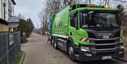 Samochód firmy Jarper odbierający odpady komunalne na jednej z ulic Konstancina-Jeziorny
