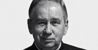 Czarno-biały portret ks. kan. dr. Jana Tondery w sutannie z koloratką, przedstawiający duchownego en face na jasnym tle.