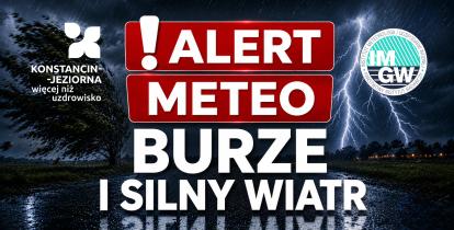 Grafika ostrzegawcza z napisem „ALERT METEO – BURZE I SILNY WIATR”, przedstawiająca burzowe niebo, intensywny deszcz, błyskawice i silnie uginające się na wietrze drzewa.