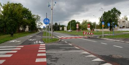 Zdjęcie przedstawia drogę wojewódzką nr 721