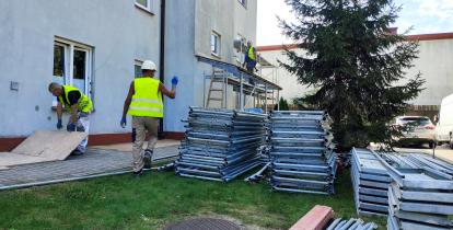 Pracownicy przygotowują rusztowanie przy budynku mieszkalnym przy ul. Koziej 1C w Konstancinie-Jeziornie. Prace związane są z rozpoczynającą się termomodernizacją obiektu.