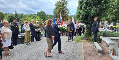 87. rocznica wybuchu drugiej wojny światowej - reprezentacja władz samorządowych składa kwiaty w imieniu mieszkańców gminy Konstancin-Jeziorna